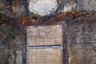 Pamětní deska s nápisem k návštěvě kurfiřta Jana Jiřího II. na hradě a klášteře Oybin 