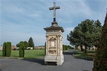  Zentralkreuz auf dem Friedhof, Friedland  (186 kB)