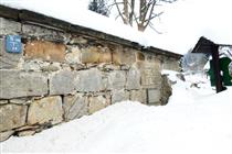 Stein von einer Brücke mit Inschrift des Nikolaus von Dornspach, Lückendorf (207 kB)