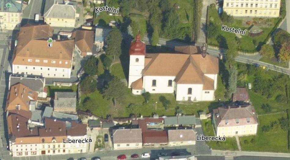 Letecký pohled na kostelní areál