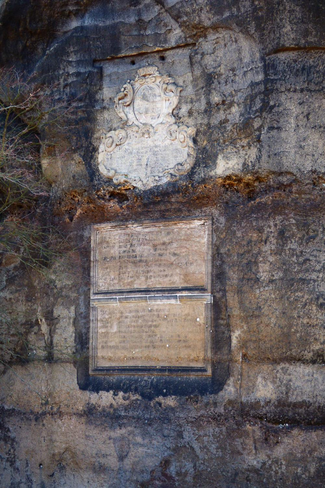 Pamětní deska s nápisem k návštěvě kurfiřta Jana Jiřího II. na hradě a klášteře Oybin