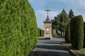 Zentralkreuz auf dem Friedhof, Friedland 