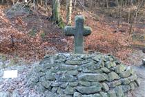 Kamenný kříž u Teufelsmühle Oybin  (404 kB)