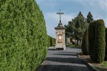  Zentralkreuz auf dem Friedhof, Friedland  (332 kB)