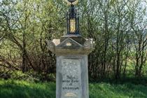 Bezeichnung des Denkmals: Schäfer-Kreuz, Nové Město pod Smrkem (438 kB)