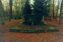Denkmal für 268 sowjetische Kriegsgefangene und Zwangsarbeiter, 1947, Hartau (360 kB)