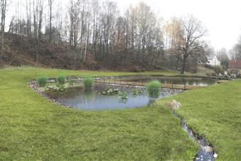 Hasičská nádrž na Dolním Sedle se změní v biotop s rybníkem a úkryty pro živočichy