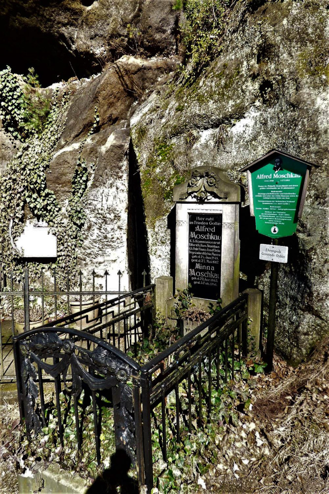 Horský hřbitov Oybin, pomník Alfreda Moschkau