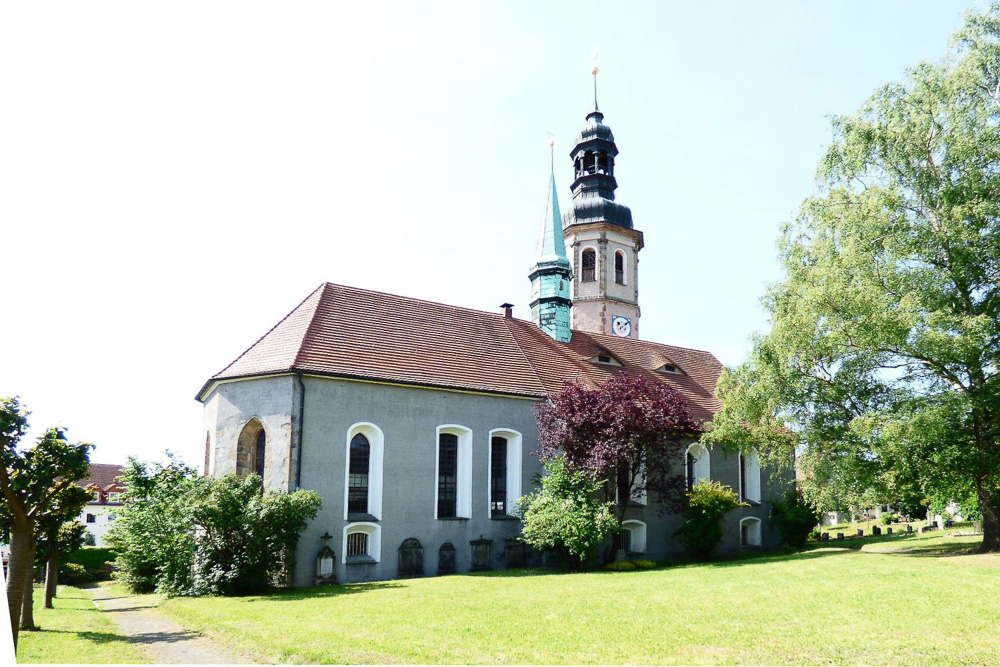Kostel sv. Petra a Pavla a hřbitov Hirschfelde