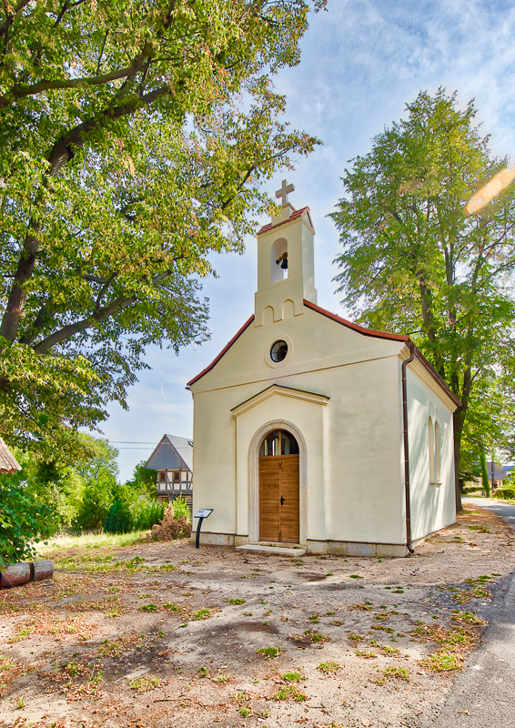 Kapelle und Kreuz in Uhelná