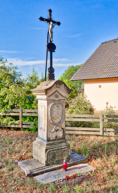 Krzyż w miejscowości Horní Sedlo